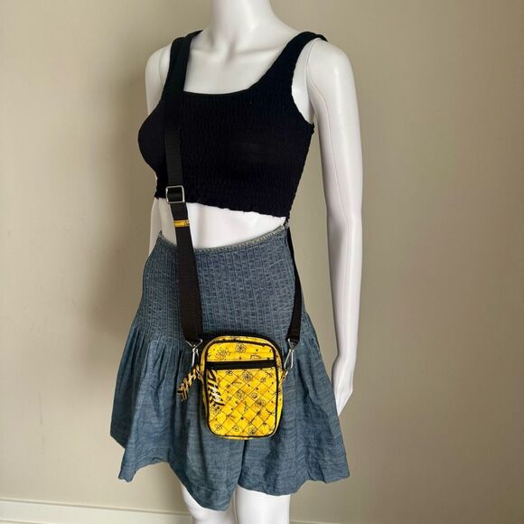 Vera Bradley Hufflepuff Harry Potter Small Convertible Crossbody Bag RFID - Picture 2 of 9